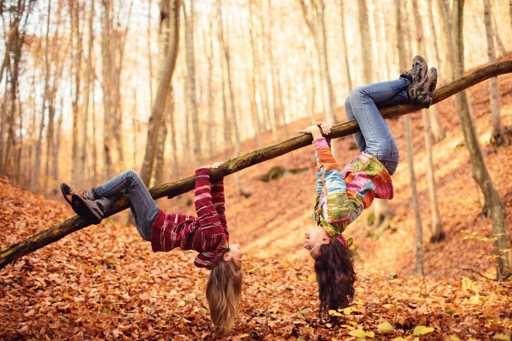 Niños jugando en el bosque