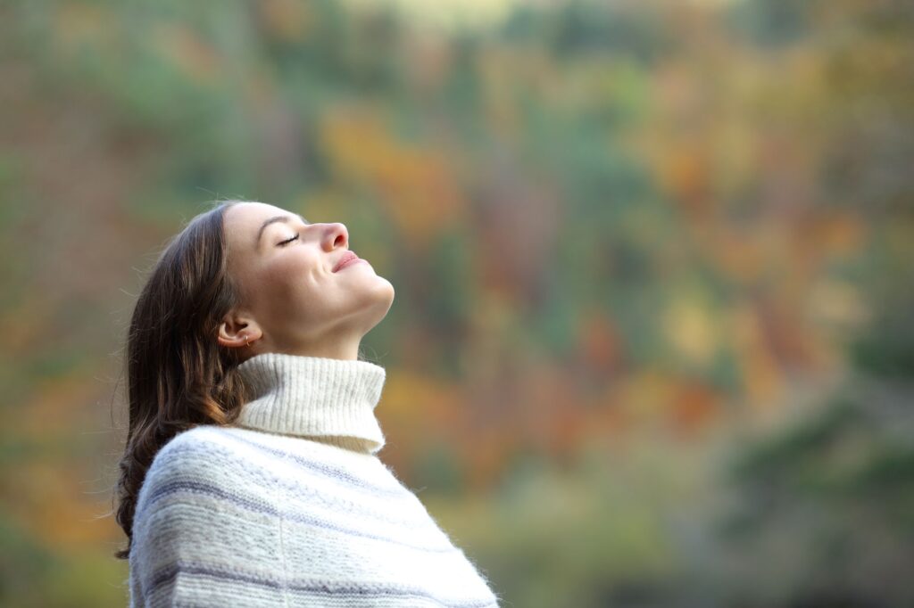 Mujer feliz en la naturaleza